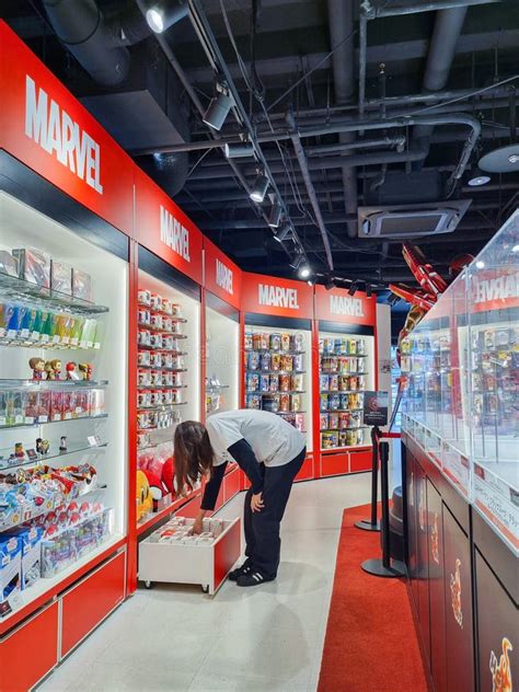 Estanterías llenas de cómics en una tienda