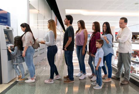 Gente haciendo cola a la entrada de una pastelería