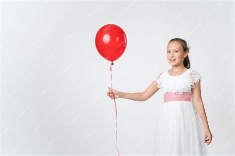 chica sonriendo con un globo