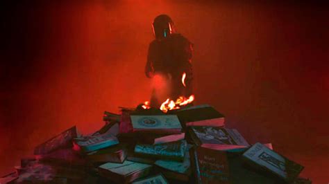 Bomberos quemando libros en Fahrenheit 451