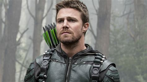 Stephen Amell como Green Arrow