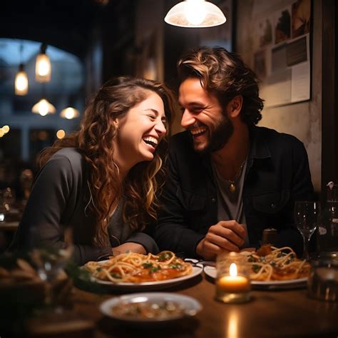 pareja riendo con comida