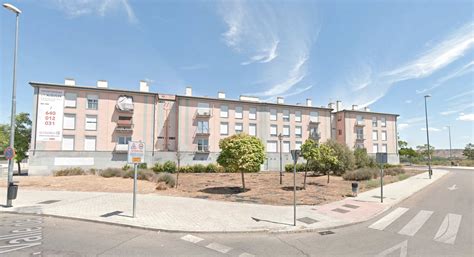 Ilustración de un bloque de viviendas en un barrio marginal