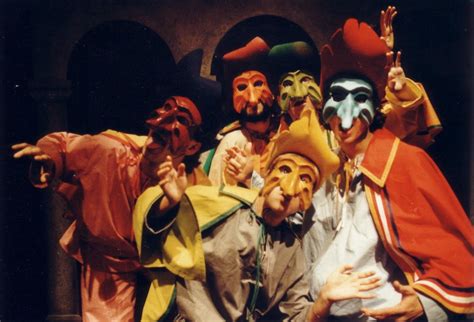 Representación de Commedia dell'Arte con máscaras