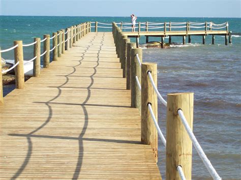 Personajes en un muelle