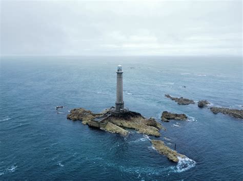 Faro solitario en la costa