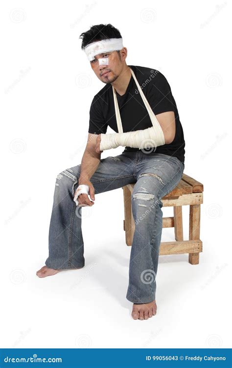 Un hombre vendado entrando en una posada