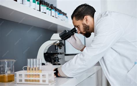 Científico trabajando en un laboratorio con efectos de invisibilidad