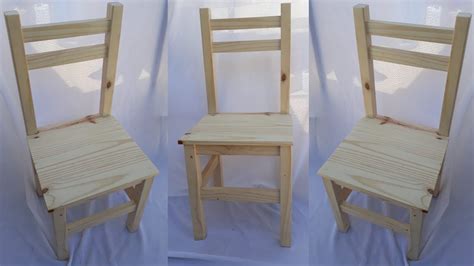 Silla de madera con varias capas de pintura aplicadas