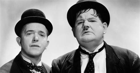 Fotografía de Laurel y Hardy con sus sombreros bombín