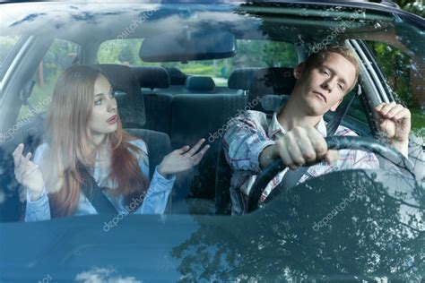 Pareja discutiendo en un coche