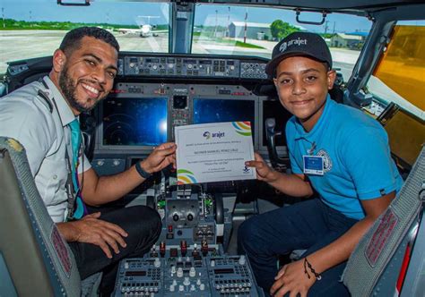 Jóvenes aprendiendo sobre aviación en un campamento