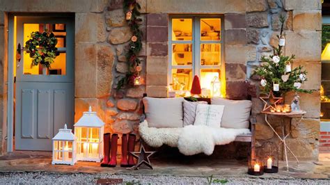 Decoración navideña mágica en un jardín