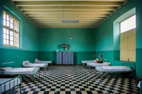 Interior de un hospital psiquiátrico ilustrado