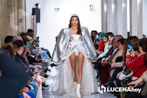 Diseñadores trabajando en sus creaciones para la pasarela