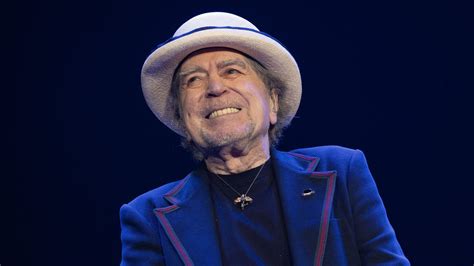 Fotografía de Joaquín Sabina en un concierto, con micrófono en mano y gesto intenso.
