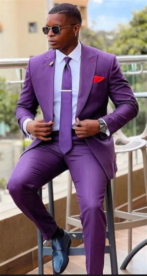 Ilustración de Orquídea Negra con traje morado y antifaz