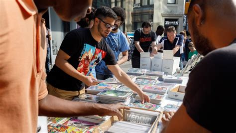 Venta callejera de cómics en Manhattan, ciudad de Nueva York