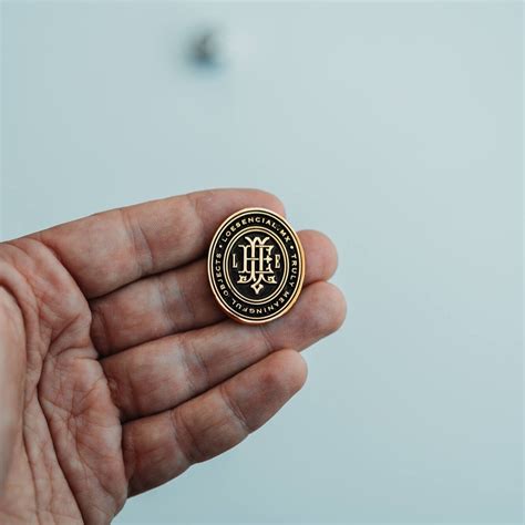 Diseño de un pin conmemorativo del Día 616 de Marvel