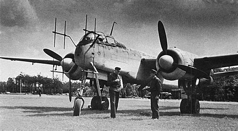 Heinkel He 219 Uhu en un aeródromo