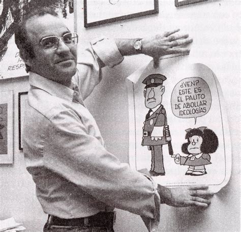 Quino dibujando Mafalda