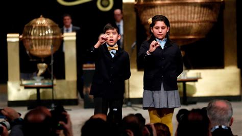 Niños de San Ildefonso cantando la lotería
