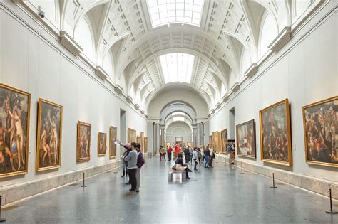 Ilustración de Sento mostrando la diversidad de personajes en el Museo del Prado