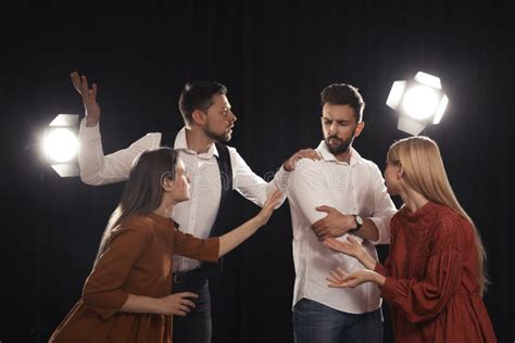 Actores ensayando una escena cómica
