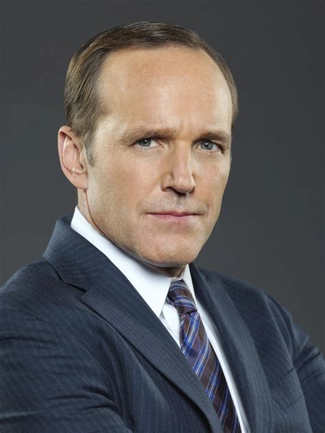 Agente Coulson interactuando con tecnología de S.H.I.E.L.D.