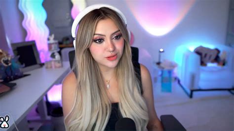 Ari Gameplays realizando cosplay
