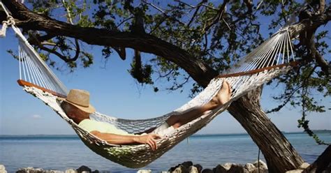 Viñeta emotiva de Julie en una hamaca