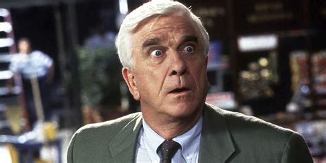 Leslie Nielsen como Frank Drebin en 