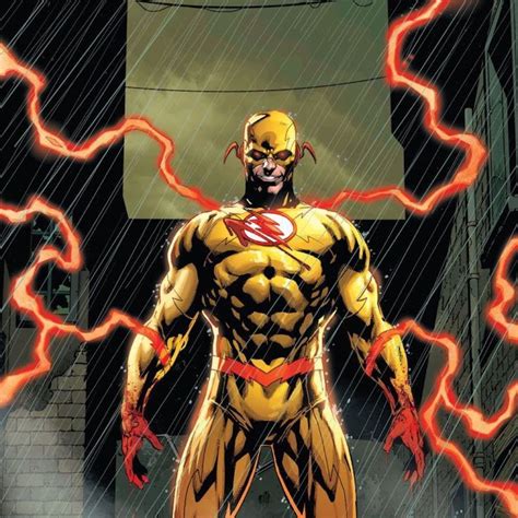 Flash Reverso sosteniendo el pin del Comediante