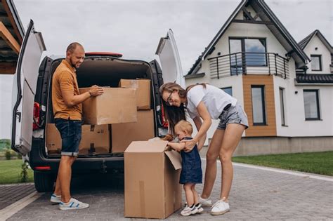 Familia preparándose para mudarse