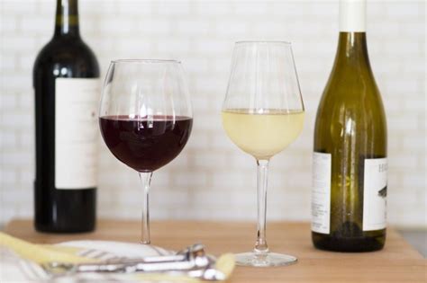 Comparativa visual: panel de cómic vs. copa de vino