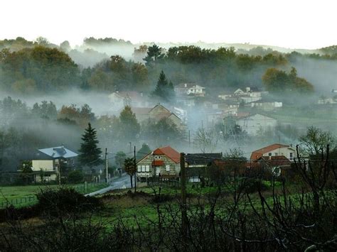 Paisaje costero gallego con niebla