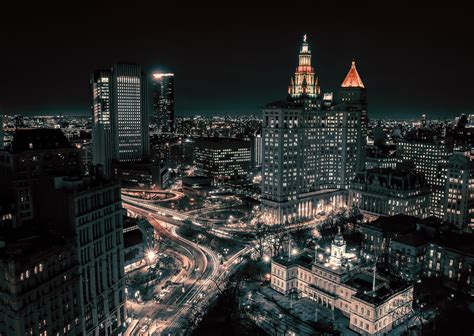 Imagen de una ciudad nocturna, evocando el cine negro