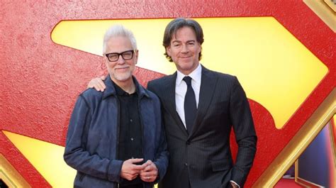 James Gunn y Peter Safran presentando el futuro del DCU