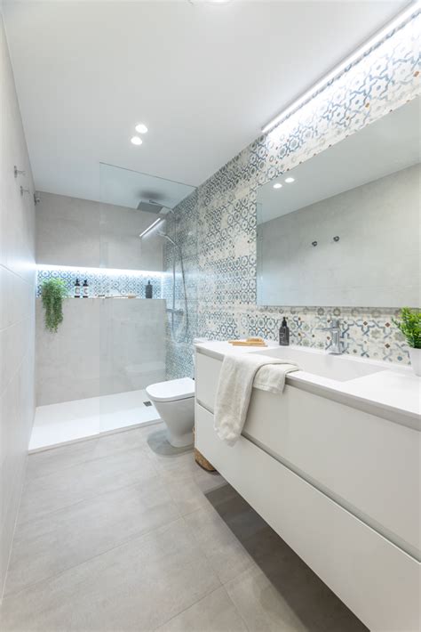 Azulejos de ducha de porcelana Cosmic Black de 24 x 48 y 2 x 2 de Arizona Tile