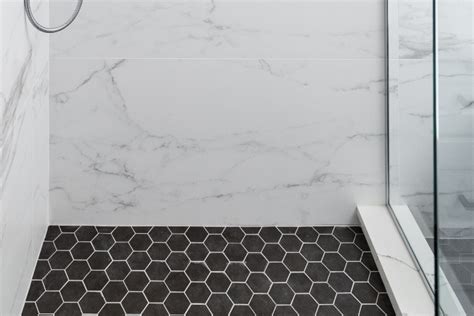 Azulejo de piso de ducha hexagonal de porcelana extra mate de 4 pulgadas de Tru Marmi y Ivory White Honed
