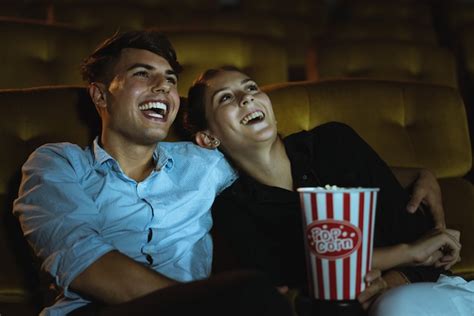 Pareja joven en un cine