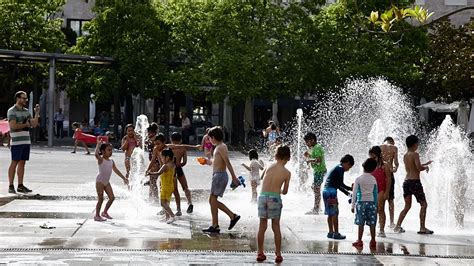 Niños disfrutando de los Chorros de Yamaguchi en Pamplona