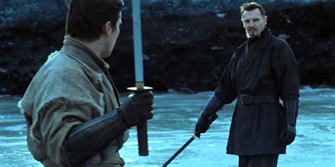 Bruce Wayne joven entrenando con un chamán en Alaska