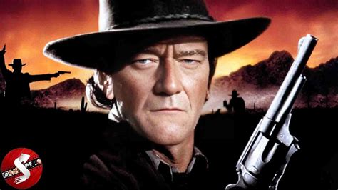 Silueta de John Wayne en el horizonte al atardecer