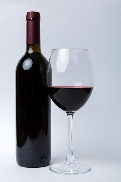 Botella de vino y copa
