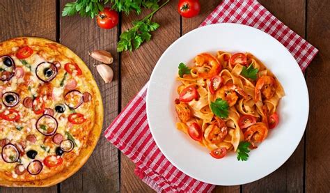 Platos de pasta y pizza