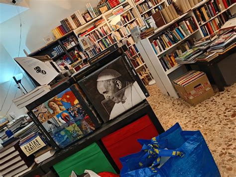 Estanterías repletas de cómics antiguos en una tienda madrileña