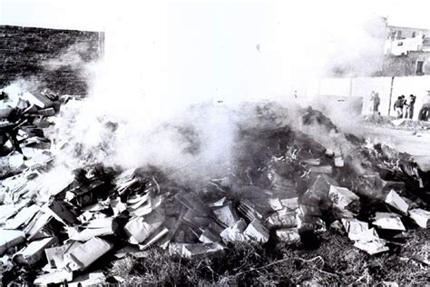 Imagen de una quema de cómics en los años 50