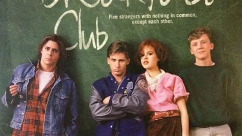 Imagen de los cinco protagonistas de El Club de los Cinco en la biblioteca