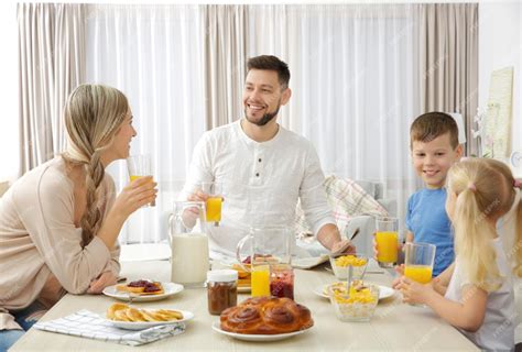 Familia desayunando en pijama y albornoces